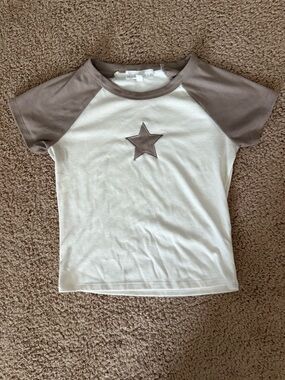 Short Sleeve Raglan Tee with Star Applique - Cream and Taupe